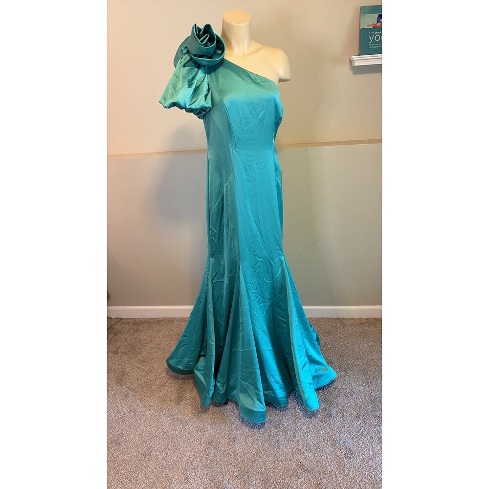 Mac Duggal - Long green satin mermaid dress with an uncovered shoulder - Picture 2 of 9